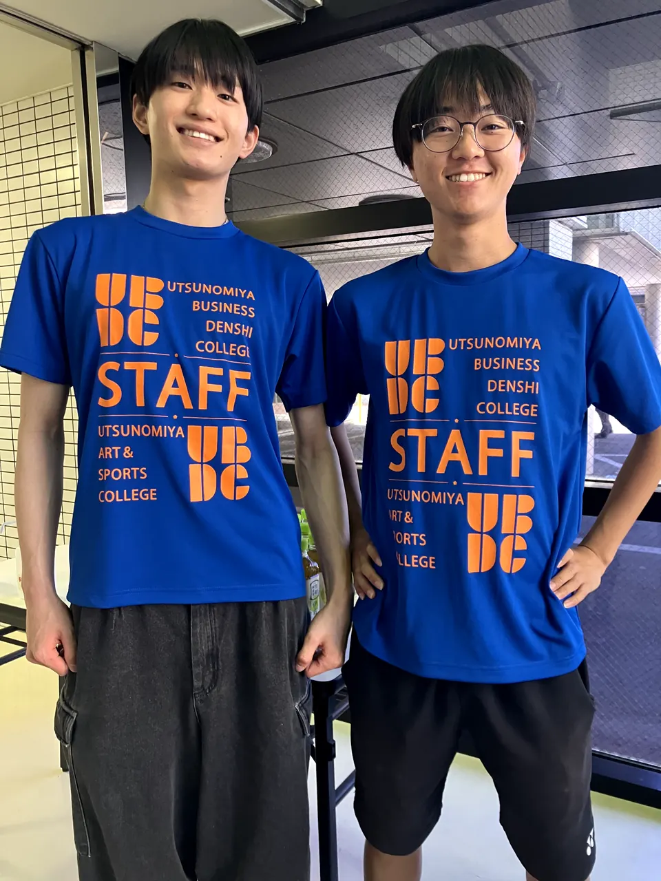 学生スタッフがスタッフTシャツを着ている様子