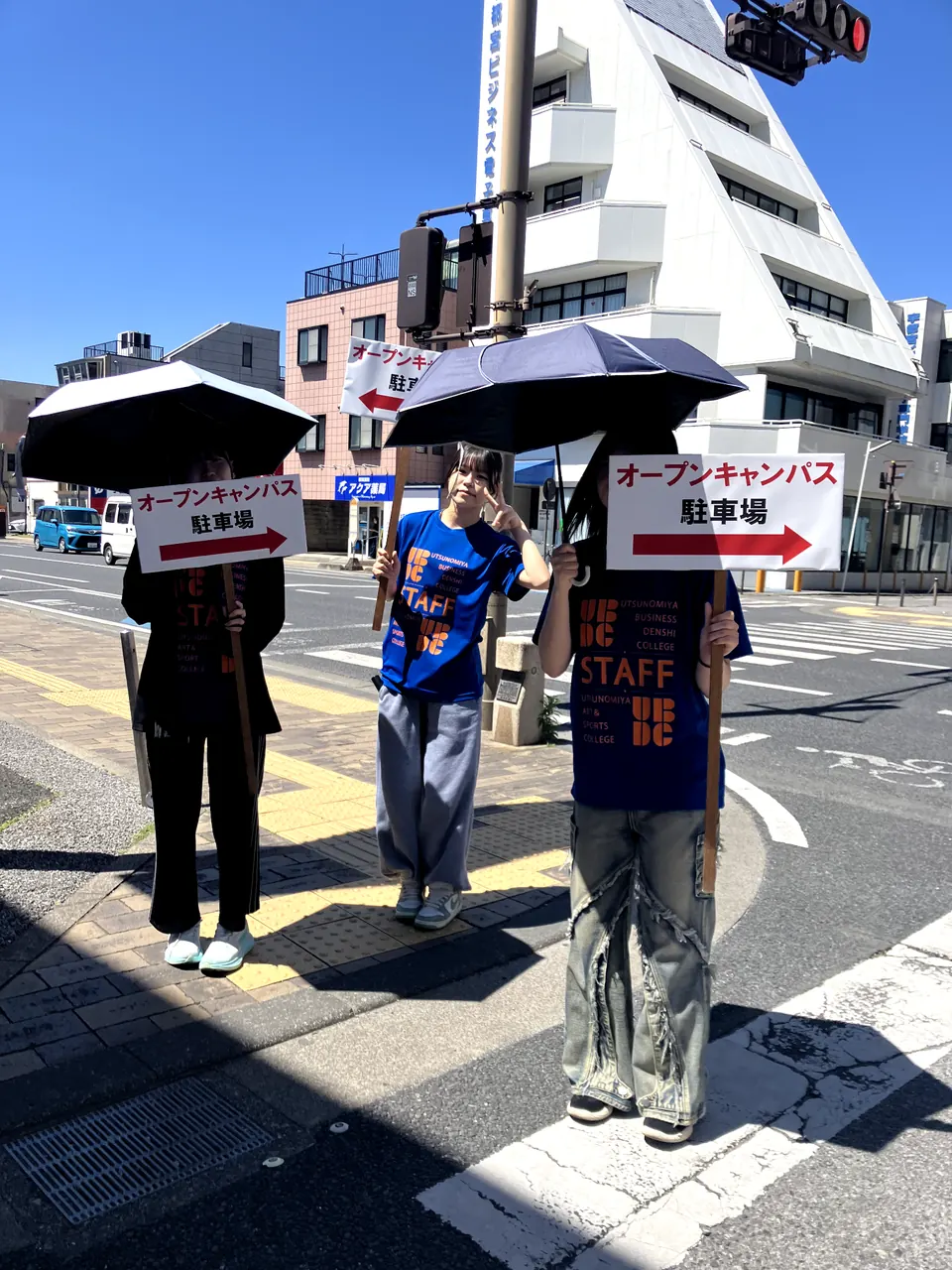 オープンキャンパス駐車場への案内をしている学生スタッフ