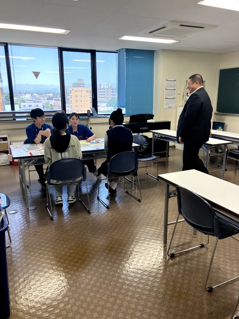進路相談で高校生とスタッフが話している様子