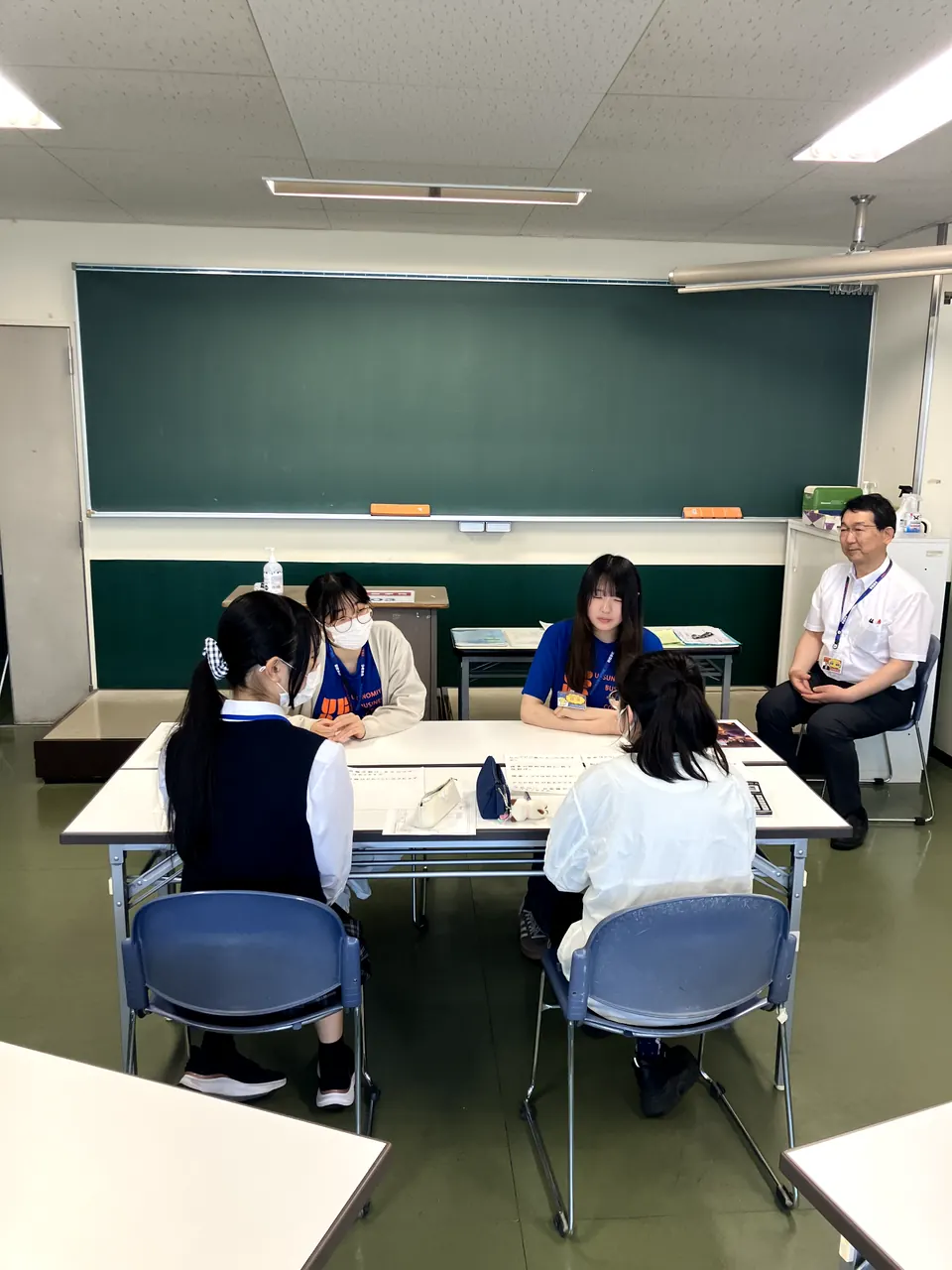 先輩と教員が分野の体験を行っている様子