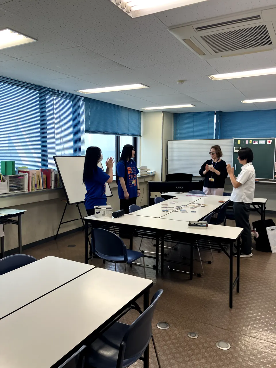 分野説明で先輩が高校生に話している様子