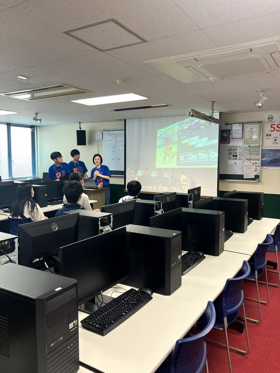 先輩が高校生に学校生活や分野の説明をしている様子